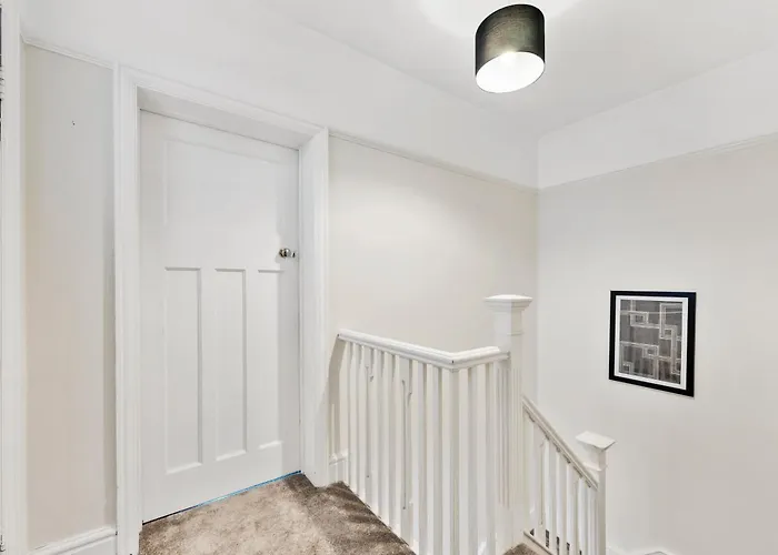 Stunning 4-Bed - Garden - Sleeps 14